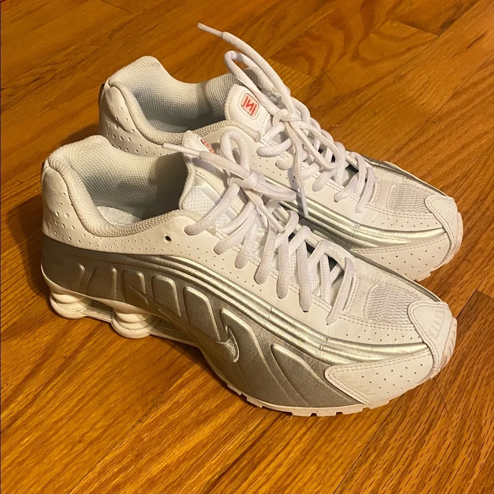 Nike Shox R4 GS Size W 7.5 ( Youth 5.5Y EUR 38) White/Silver EUC - Picture 5 of 12